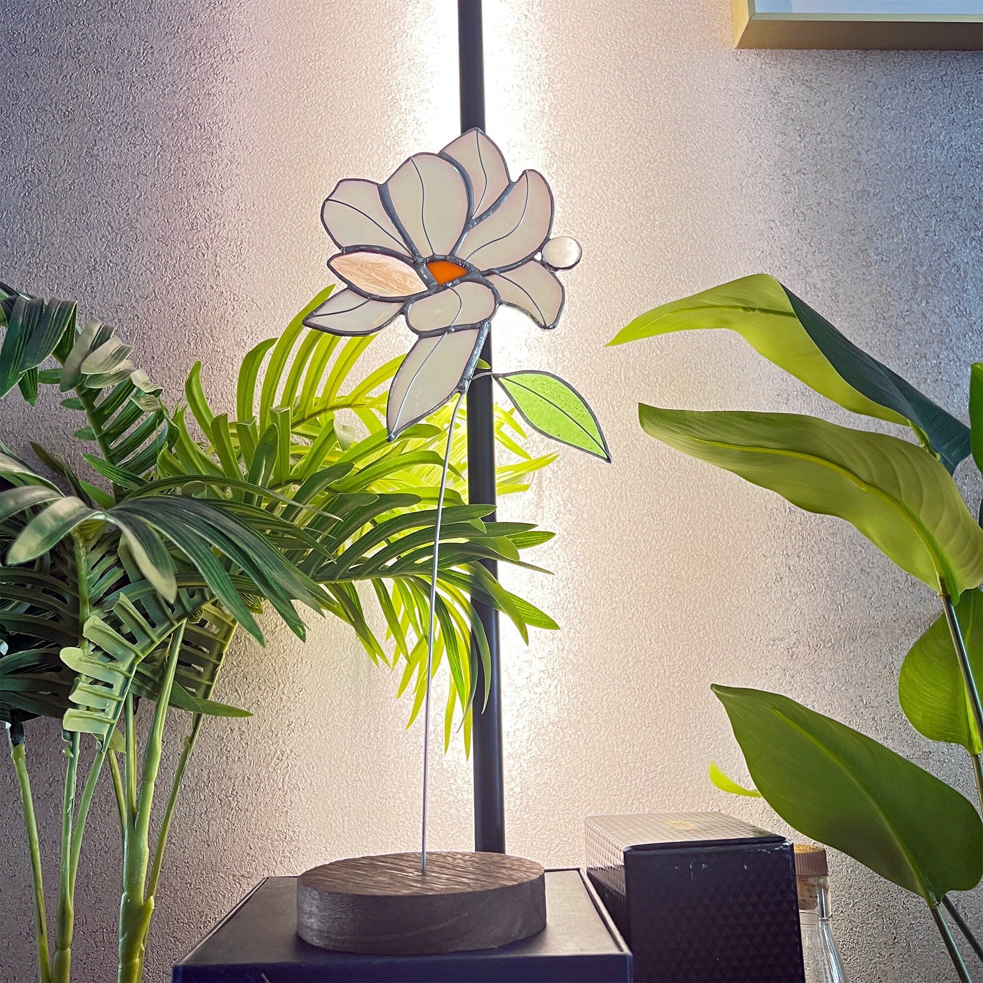 Magnolia Bouquet Flower Stained Glass Stake Iridescent Flower Suncatcher Bouquet Standing Table Decor Flower Suncatcher Mothers Day gift